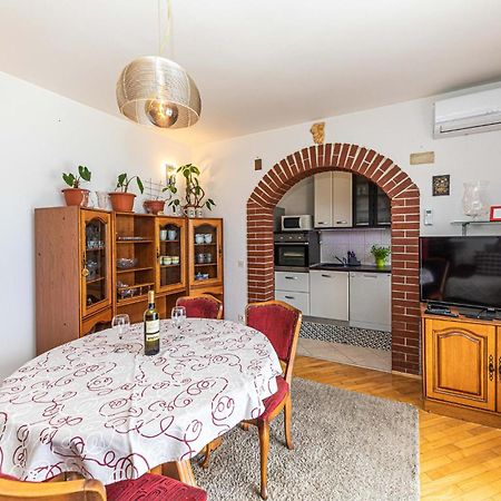 2 Bedroom Beautiful Apartment In Okrug Gornji โตรกีร์ ภายนอก รูปภาพ