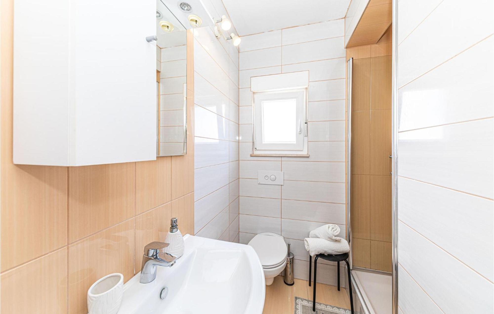2 Bedroom Beautiful Apartment In Okrug Gornji โตรกีร์ ภายนอก รูปภาพ