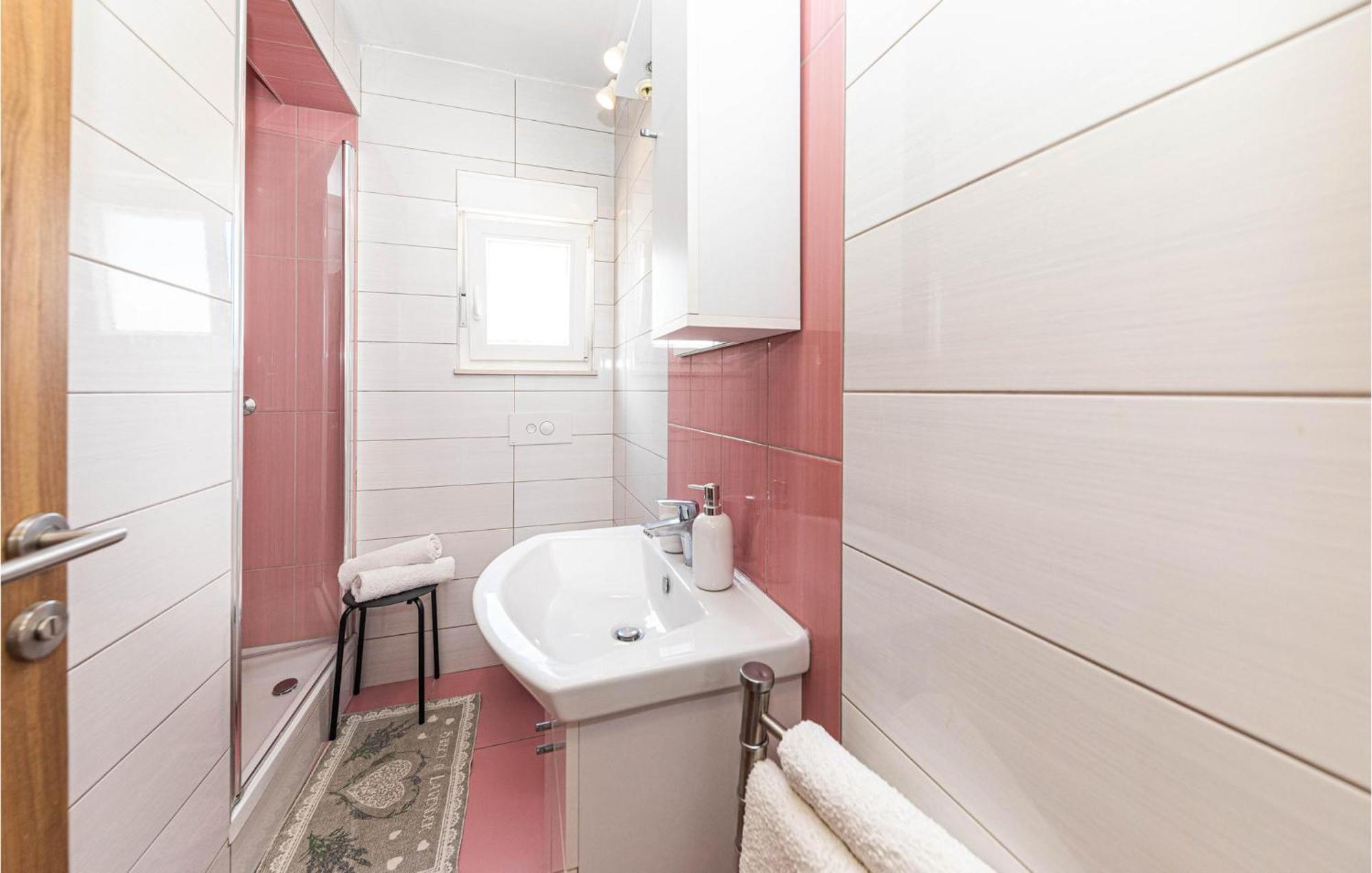 2 Bedroom Beautiful Apartment In Okrug Gornji โตรกีร์ ภายนอก รูปภาพ
