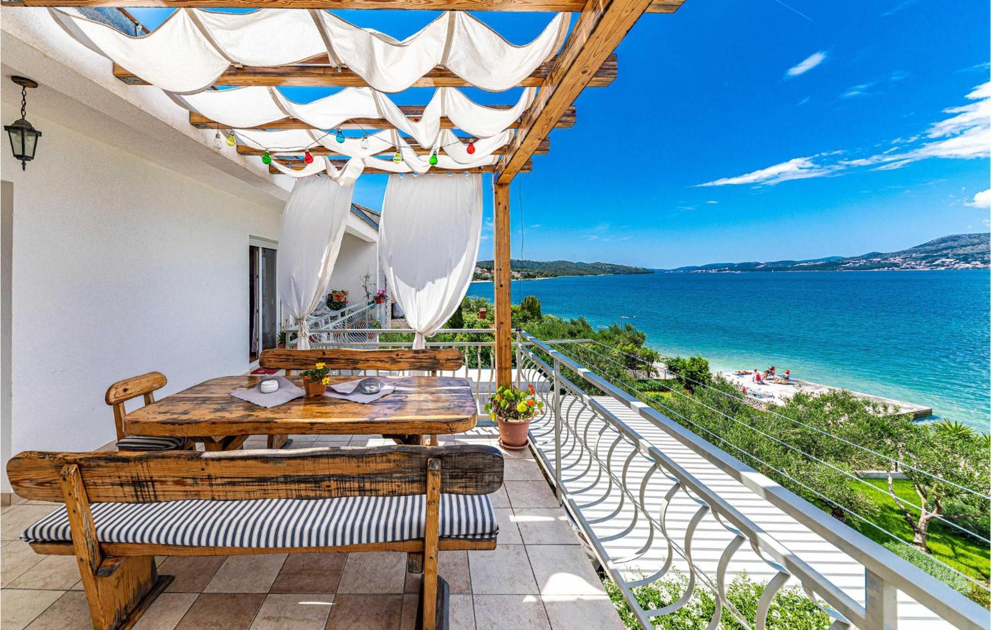 2 Bedroom Beautiful Apartment In Okrug Gornji โตรกีร์ ภายนอก รูปภาพ