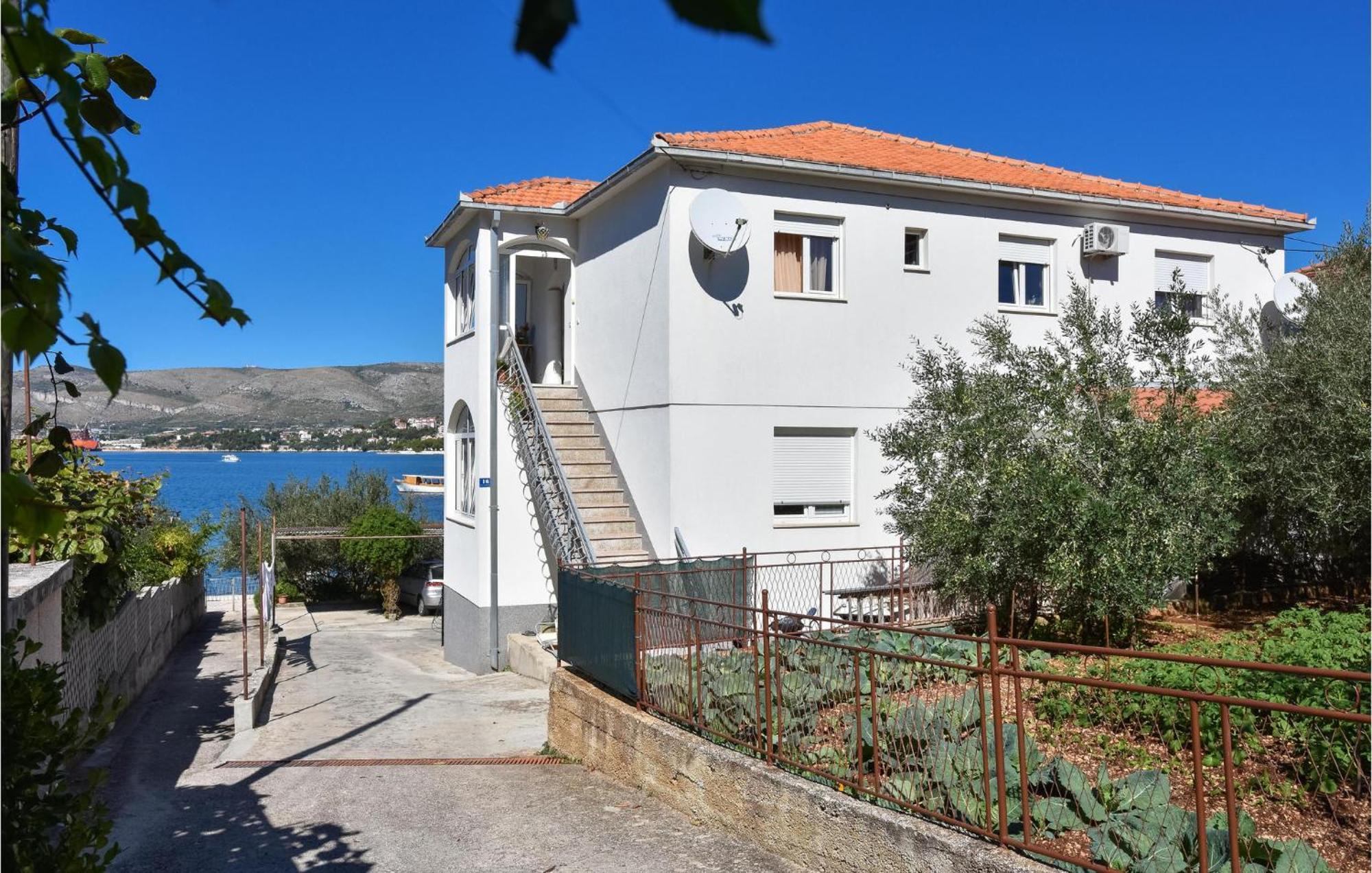 2 Bedroom Beautiful Apartment In Okrug Gornji โตรกีร์ ภายนอก รูปภาพ
